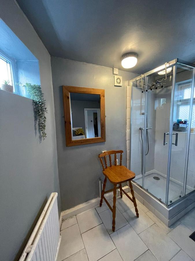 Room In Family Home Near Penny Lane Liverpool Buitenkant foto