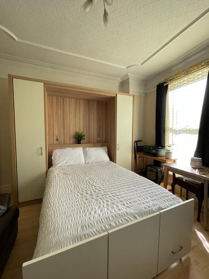 Room In Family Home Near Penny Lane Liverpool Buitenkant foto