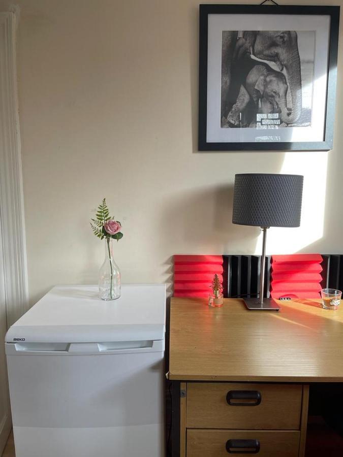 Room In Family Home Near Penny Lane Liverpool Buitenkant foto
