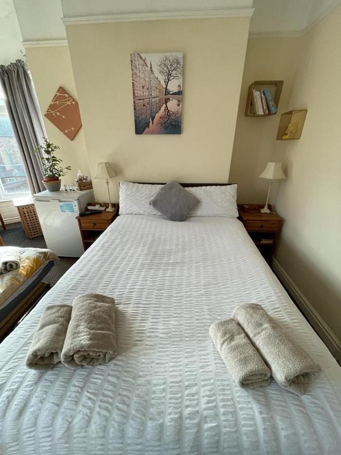 Room In Family Home Near Penny Lane Liverpool Buitenkant foto