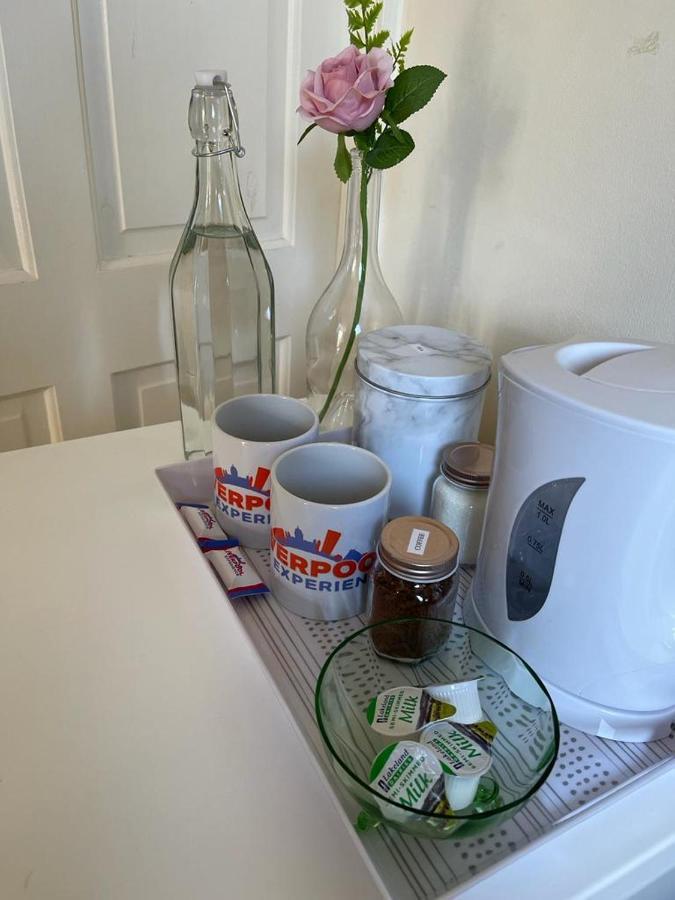 Room In Family Home Near Penny Lane Liverpool Buitenkant foto