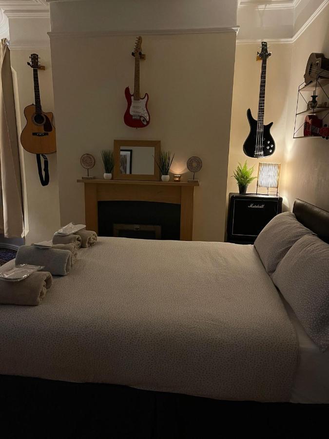 Room In Family Home Near Penny Lane Liverpool Buitenkant foto