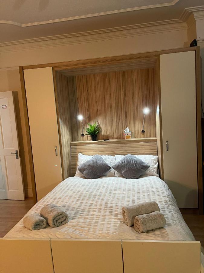 Room In Family Home Near Penny Lane Liverpool Buitenkant foto