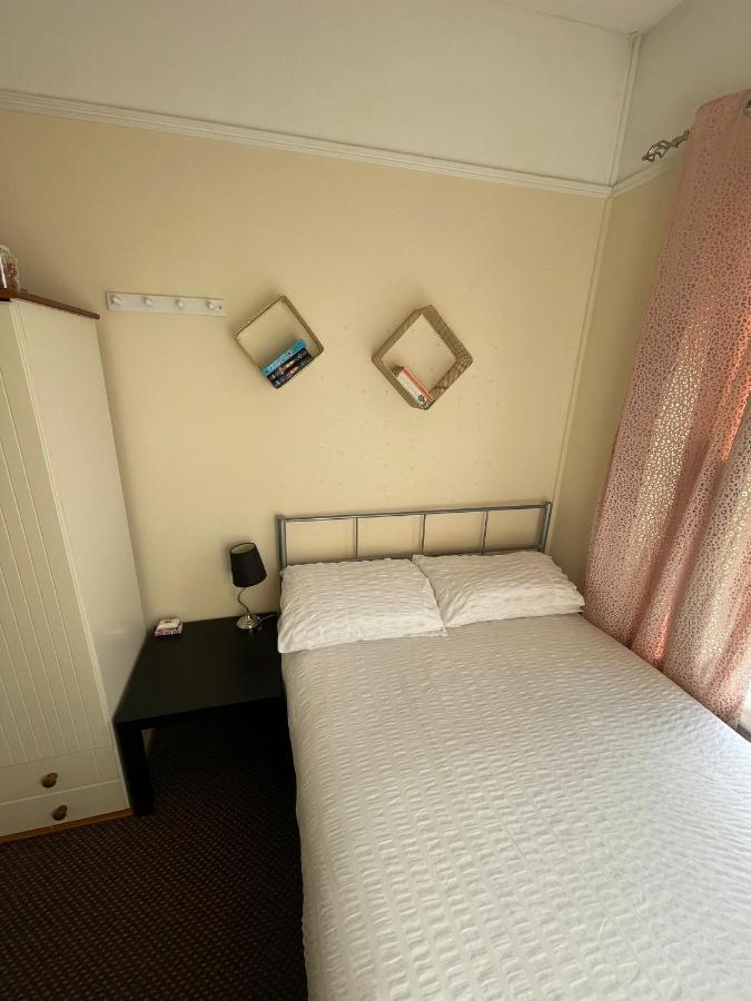 Room In Family Home Near Penny Lane Liverpool Buitenkant foto